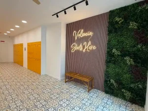 interior consigna maletas be lockers valencia taquillas zona bienvenida